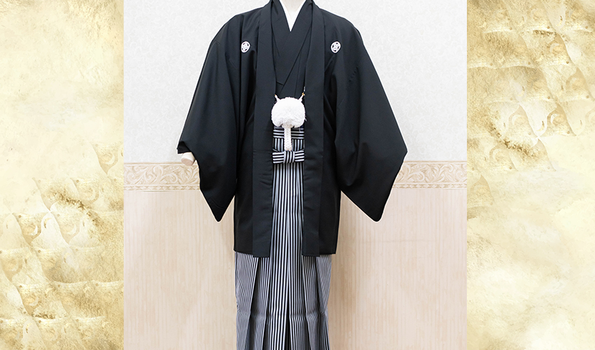 新郎着物姿コレクション1。新郎といったらのコーデ、黒紋付の羽織・着物に黒白の縞柄の袴